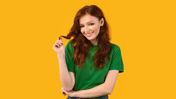 Sarı Arkaplan Üzerinde Saç Pozuyla Oynayan Genç Kız, Panorama — Stok fotoğraf