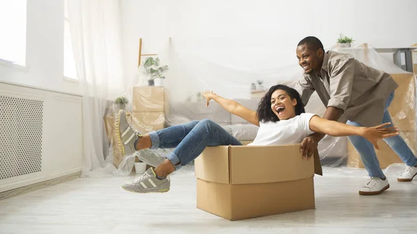 Africano casal americano se divertindo em novo apartamento — Fotografia de Stock