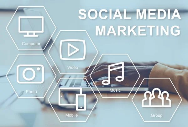 Социальные сети влияют на работу с ноутбуками, разработку маркетинговой стратегии, коллаж с иконками SMM на виртуальном экране — стоковое фото