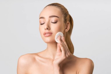 Pamuk pedi kullanan Şehvetli Kadın Yüz Temizleme, Stüdyo Çekimi