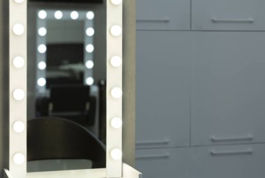 Aynada yansıma, kuaförde ışık.