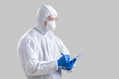 İnsan salgını tehlikesi. Asyalı erkek doktor bilgi yazar
