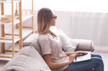 Dizüstü bilgisayarı olan kız salgından uzak bir yerde evde kaldı.