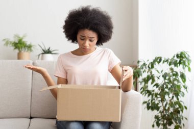 Çevrimiçi mağazada sıralı hata. Kanepedeki kadın çok üzgün.