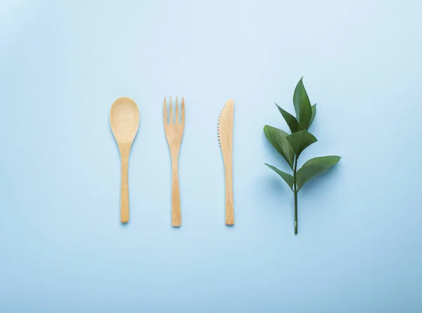 Holzgabel, Messer und Löffel aus umweltfreundlichen Materialien — Stockfoto