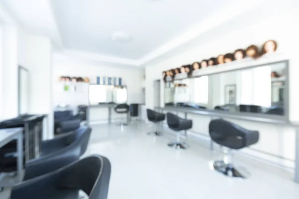 Intérieur flou du salon de beauté avec grand miroir — Photo