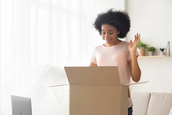 Ragazza apre scatola da un negozio online — Foto Stock