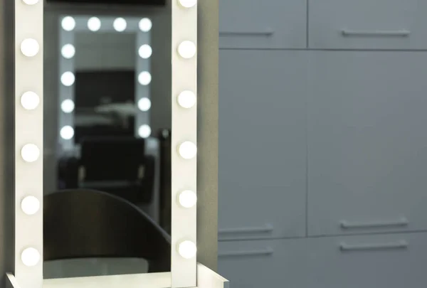 Отражение в зеркале со светом у парикмахера — стоковое фото