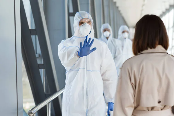 Trabalhador médico mostrando sinal de parada para a mulher — Fotografia de Stock