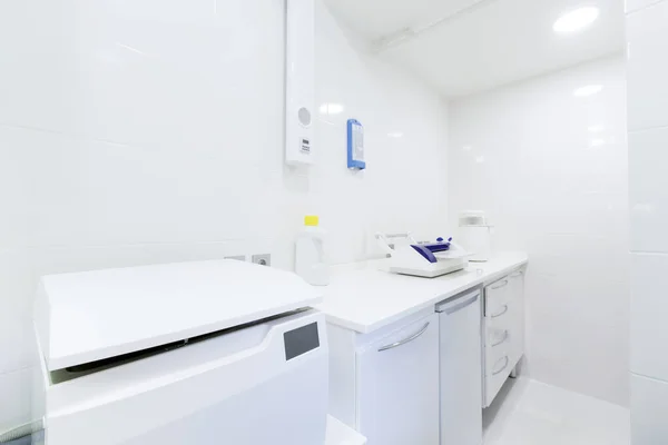 Санитарный кабинет для профессиональной дезинфекции зубов — стоковое фото