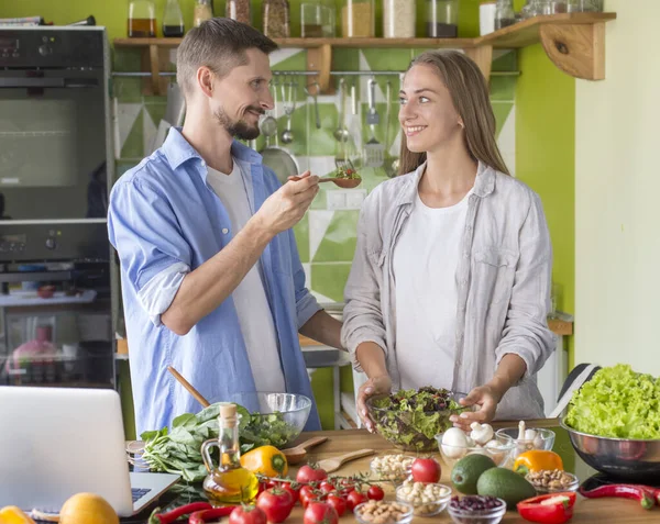 Mannen ger sin fru att prova god färsk sallad med pumpa — Stockfoto