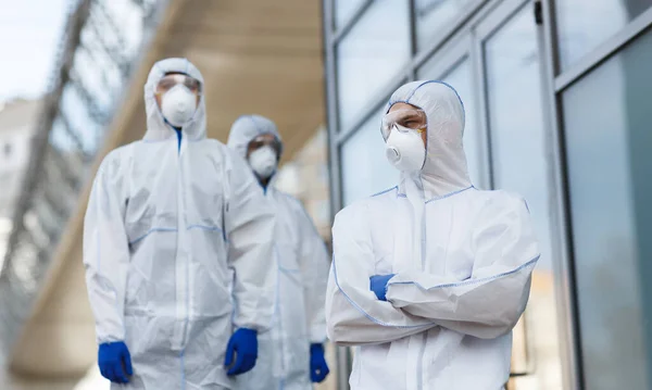 Equipe de trabalho médico e virologistas à espera de pacientes com coronavírus — Fotografia de Stock