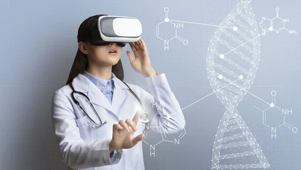 Tecnologia médica. Colagem com médico feminino vestindo fone de ouvido de realidade virtual e molécula de DNA na tela virtual — Fotografia de Stock