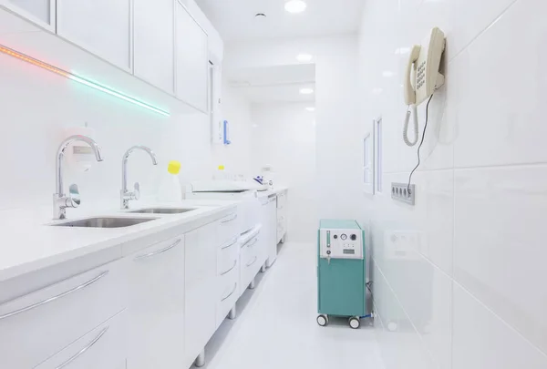 Sala de higiene com equipamentos modernos em hospital médico profissional — Fotografia de Stock