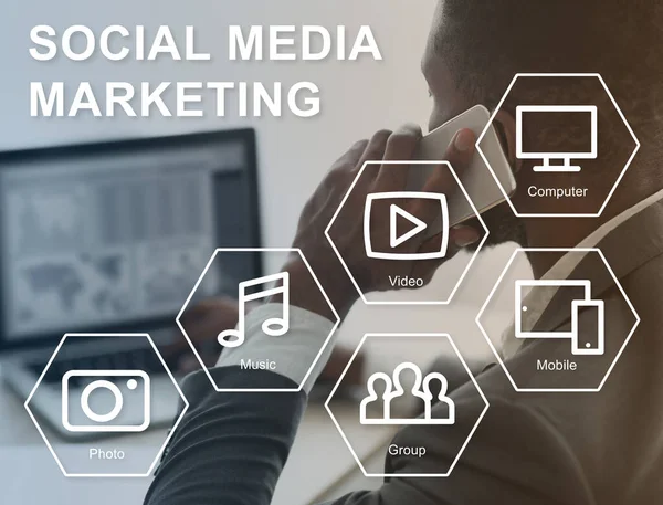 Közösségi média marketing. SMM menedzser okostelefonnal és laptoppal dolgozik az irodában, kollázs hálózati ikonokkal — Stock Fotó