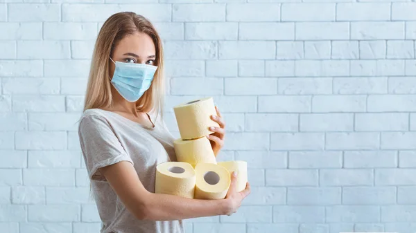 Grand papier toilette de réserve pour l'isolement de la maison — Photo