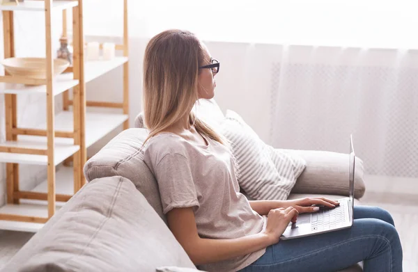 Ragazza con computer portatile rimasto a casa a lavoro remoto da pandemia — Foto Stock