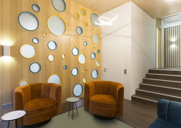 Dwa brązowe fotele w sali stomatologicznej dla dzieci, ściana w lustrach — Zdjęcie stockowe