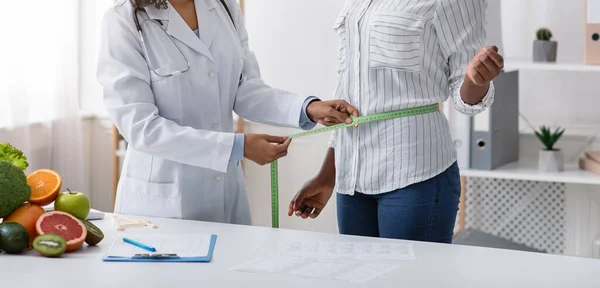 Corte do médico que mede o corpo do paciente com fita — Fotografia de Stock