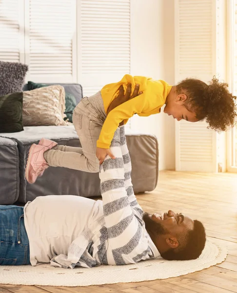 Africano americano padre tener divertido con hija — Foto de Stock