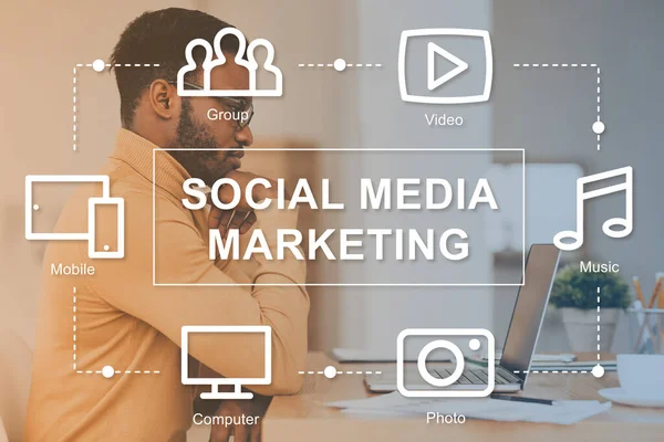 Afroamerykańska ekspertka ds. reklamy opracowująca strategię marketingu mediów społecznościowych w biurze, kolaż z ikonami SMM — Zdjęcie stockowe