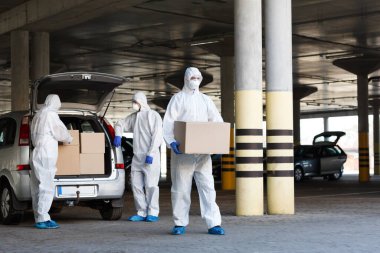 Coronavirus biyolojik tehlikesinden aşı getiren sağlık görevlileri.