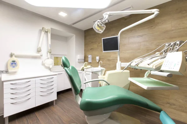 Herramientas de dentista y silla de odontología profesional para niños — Foto de Stock