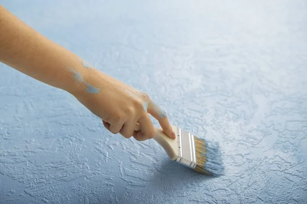 Reparación hecha a mano en casa. Pinturas de mujer con pincel — Foto de Stock