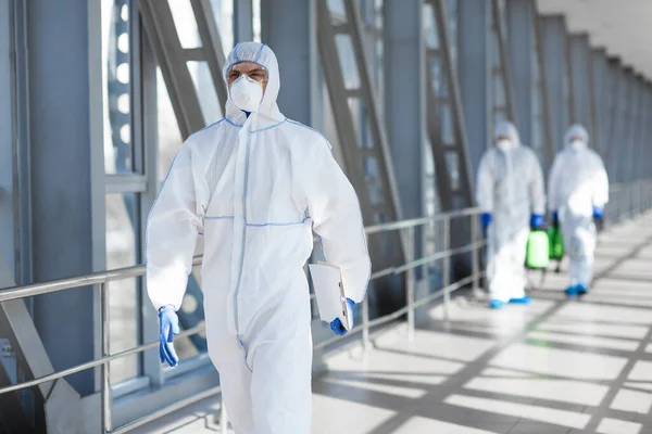 Ahli Virologi mengenakan pakaian pelindung hazmat membuat penelitian — Stok Foto
