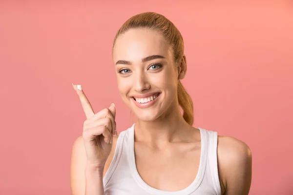 Happy Girl Aplicando Crema Facial De Pie Sobre Fondo Rosa, Estudio —  Fotos de Stock