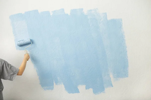Πρώτο στρώμα μπλε χρώματος στον τοίχο — Φωτογραφία Αρχείου