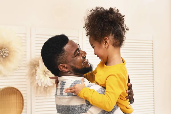 Africký americký táta a dcera se baví a objetí — Stock fotografie