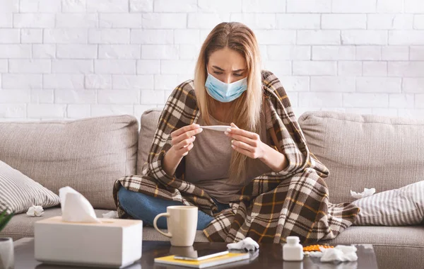 Woman with pills and apkins being treated — Stock Photo, Image