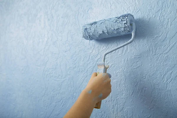 Mano con pared de textura de pintura de rodillos, primer plano — Foto de Stock