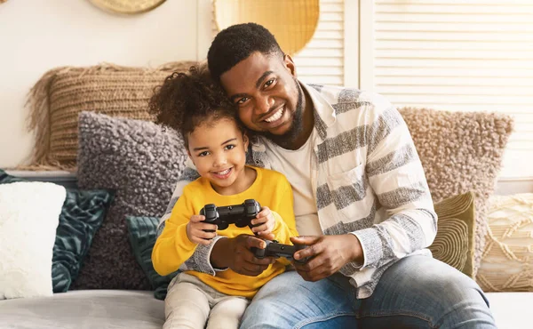 Famiglia afroamericana giocatori che giocano su console — Foto Stock