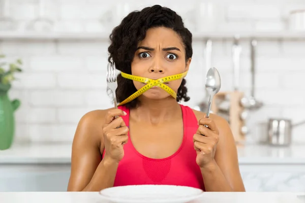 Afro donna con nastro adesivo giallo intorno alla bocca — Foto Stock