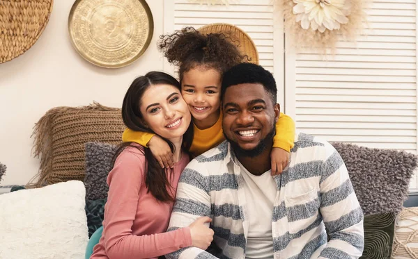 Happy multiracial rodinný portrét, pobyt doma — Stock fotografie