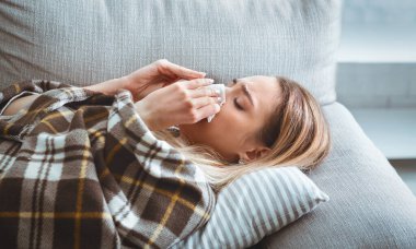 Hastalık sırasında yatak istirahati. Karantina koronavirüsü konsepti