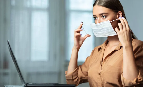 Retrato de mulher em quarentena usando máscara médica — Fotografia de Stock