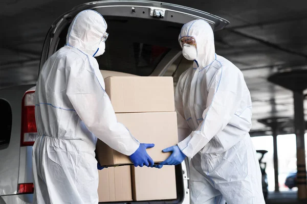 コロナウイルスのハズマットスーツの労働者は薬を運ぶ — ストック写真