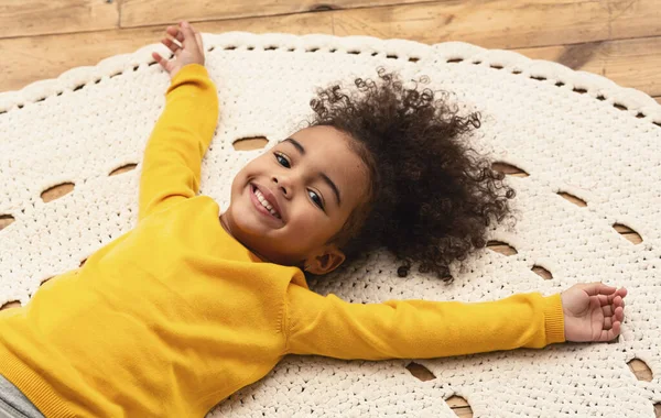 Africano menina americana no tapete, ficar em casa — Fotografia de Stock