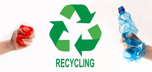 Hulladékhasznosítás. Emberek kezében műanyag szemét és újrahasznosítás szimbólum fehér háttér, kollázs. Panoráma — Stock Fotó