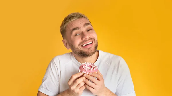 Sweet tooth man happy eat donut, panorama — Stock Photo, Image
