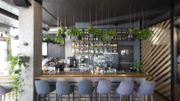 Bar balie met zachte stoelen in cafe zonder bezoekers — Stockfoto