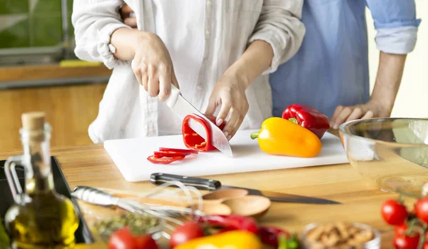 Pareja irreconocible cocinando comida saludable juntos en casa — Foto de Stock