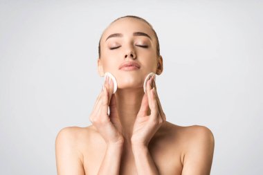 Şehvetli Kız Temizleme Yüzü Gri Arkaplan Üzerindeki Pamuk Pedleri Kullanıyor