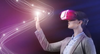 Yenilikçi teknolojiler. VR kulaklıklı iş kadını sanal ekrandaki düğmeye basıyor, boş alanlı kolaj yapıyor