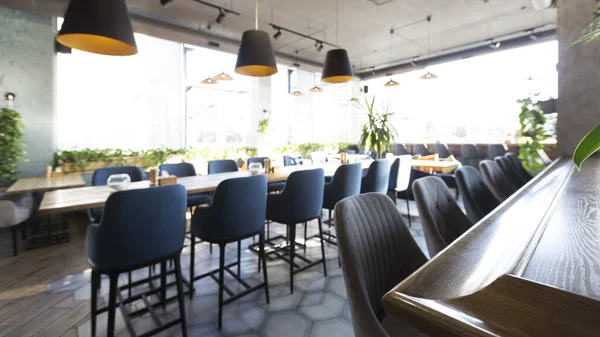 사람도 없고, 의자도 없고, 큰 테이블도 없는 식당 내부 — 스톡 사진