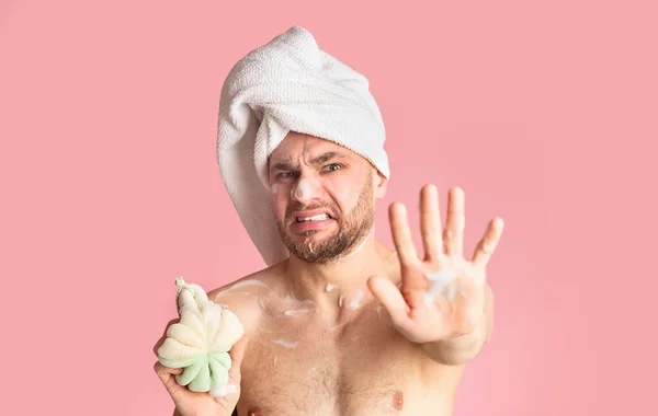 Walgelijk concept. De man onder de douche is met de hand afgeschermd — Stockfoto