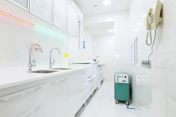 Espaço para ferramentas de desinfecção para odontologia, interior branco — Fotografia de Stock